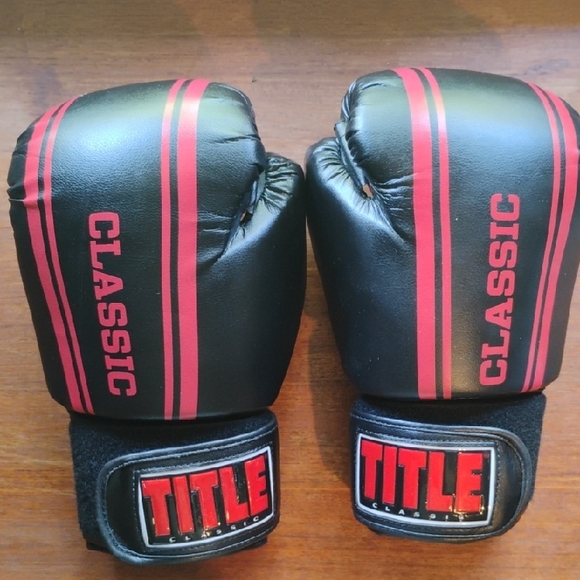 Title Boxing Classic Black and Red Gloves. 16oz LARGE EXCELLENT CONDITION. - Picture 1 of 4